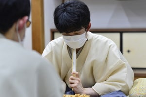 異筋の桂跳ねで右玉攻略　藤井棋聖が防衛に王手　第94期ヒューリック杯棋聖戦五番勝負第３局