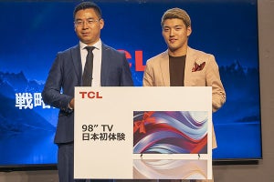 TCL最大の98型QDミニLEDテレビ日本市場投入、堂安律選手がさっそく体験