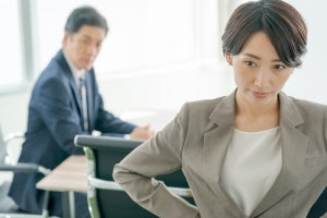 嫌な上司の特徴は? スルーしていい? 付き合い方や仕返しにもなる対処法も紹介