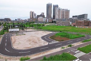 電気自動車に走行中給電できる、送電コイル埋設の走行レーン実証実験開始