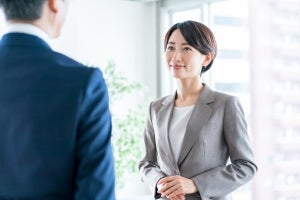 ｢お待たせしました｣は敬語? 言い換え表現や接客でも使える例文、返事も紹介