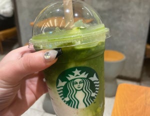 【スタバ】店舗限定「抹茶&クラッシュアーモンドミルクティーラテ」、夏にぴったりカスタムは?