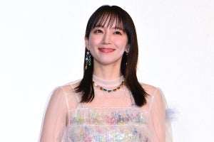 吉岡里帆、透け感肌見せドレスで魅了　女性に想い寄せる役「一目見た瞬間から…」