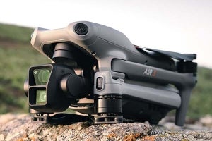 DJI、広角と中望遠の2つのカメラを搭載する空撮ドローン「DJI Air 3」