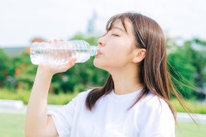 【医師が解説】熱中症予防の「水分補給」 - 冷えたドリンクより"常温"が良いって本当? 緑茶は水分補給に向いている?