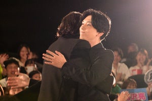 山崎賢人＆吉沢亮、『キングダム』第3弾公開で熱いハグ! “運命の出会い”について語る