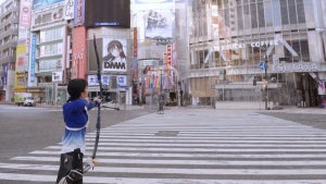 渋谷スクランブル交差点で35m先の帽子をアーチェリーで狙う『ウルトラマンDASH』