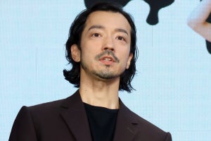 金子ノブアキ、実写版『EVOL』でヒーロー役　マントまとい「ずっと飛んでいました」