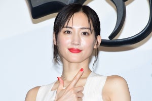 綾瀬はるか、美背中あらわな純白衣装で魅了　主演作に自信「やりきった感覚ある」