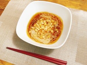 ほぼ具なしなのに旨い! 料理研究家リュウジさんの「虚無ラー油そうめん」が二日酔いに沁みた…