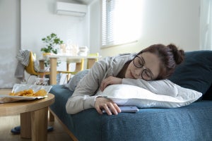 【医師監修】連休明けの不調を防ぐ「適切な休み方」- 寝だめは効果的? 睡眠時間を長く確保すれば休養できる? 