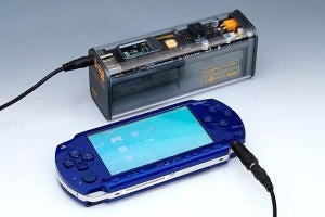 USB電源じゃない古い機器が復活、透明モバイルバッテリー「STORM2」意外な実力