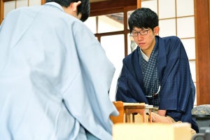 上回った挑戦者の読み　佐々木七段が渾身の角打ちで藤井王位を破り１勝目　伊藤園お～いお茶杯第64期王位戦七番勝負第４局