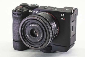 ソニー、AF性能を引き上げた「α7C II」　6100万画素の「α7CR」も