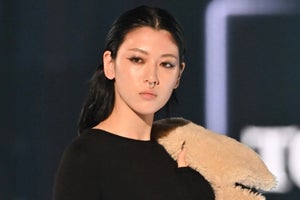 三吉彩花、TGCトップバッター　“鼻ピアス”姿でクールにランウェイ