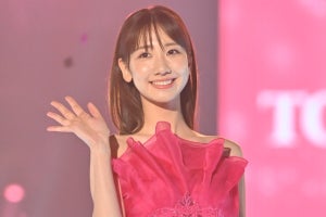 AKB48柏木由紀、TGC初ランウェイ「すごく緊張」 オフショルドレスで美ライン披露