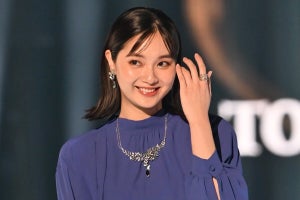 新川優愛、出産後初イベントで祝福に笑顔　ジュエリー身につけランウェイ