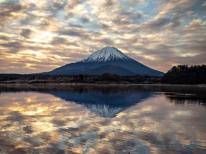 “究極過ぎる逆さ富士”の美しさに見惚れる人続出!!「ドラマティック!」「最高の芸術」「こんな景色が現実にあるなんて」の声