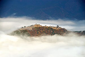 秋に見るべき全国「絶景」トップ10、1位は兵庫県にあるあの"天空の城"