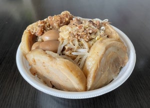 1,000円以下で882g! 二郎系ラーメン風「ダイ二郎」弁当を現役女子大生が食べてみた! 【足立区/ダイナマイトキッチン】