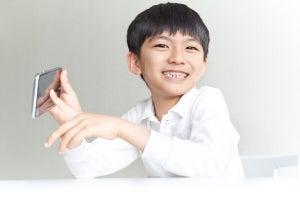 【ほっこり】寝ているママの手をそっと握る子ども。甘えたいのかと思いきや、その真の目的に「ちょ…知能犯」「ほのぼのツイートかと思いきやwww」「やりおるな」の声