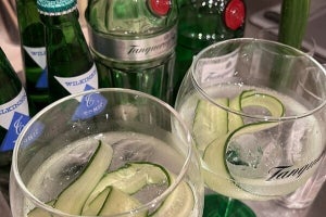 【命名! オシャレガッパ】ジンを炭酸で割ってスライスきゅうりを入れてみた! 「奥様のセンス最高」「いやもうちょっと何かあったでしょ」