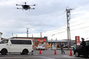 吉野家、ドローン配送で牛丼を届ける実証実験を小松市で実施