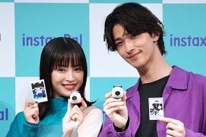 富士フイルム、チェキ初の小型カメラ「INSTAX Pal」　16mmの超広角カメラ搭載