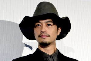 齊藤工監督、豪雨でずぶ濡れのイベントMCにその場でスカート購入　窪田正孝「なんて優しい」