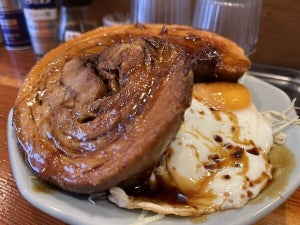 【爆盛り】どデカいチャーシューがどーん! "キング"な定食を大学生が実食「安ざわ家 練馬店」