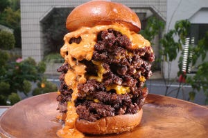 黒毛和牛のパティが10枚! ヘンリーズバーガーのモンスターは焼き方に秘密あり?