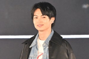 綱啓永、ガルアワ出演に黄色い悲鳴　デニム×レザーの異素材コーデでランウェイ