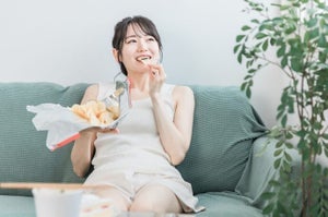 男性121人に聞いた「だらしない女」の特徴ランキング! 2位は「金遣いが荒い」