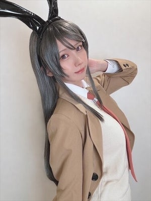 コスプレイヤーえなこが『青春ブタ野郎』桜島麻衣の制服バニー姿を披露