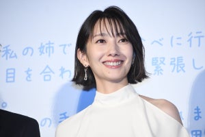 波瑠、爽やかな白ドレス姿で艶やか肩見せ　桐谷健太に疑いの眼差し「怪しいなぁ」