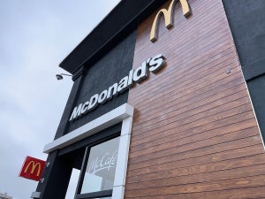 【潜入レポ】アメリカと日本のマクドナルドは何が違う!? - 米・ハッピーセットの意外なデザートや驚きの価格を紹介!