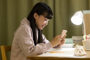 小学生のネット利用終了時間は平均で午後8時34分、中学生では10時25分 - モバイル社会研究所