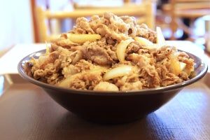 【デッッカ!】すき家の裏メニュー「牛丼キング」完食なるか!? - 4つのトッピングで味変しながら食べてみた!