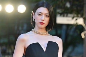 三吉彩花、美スタイル際立つ黒ドレスで魅了　想像以上の階段に「ドキドキ」