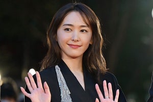 新垣結衣、パンツコーデで美貌放つ　稲垣吾郎らとTIFFレッドカーペット登場