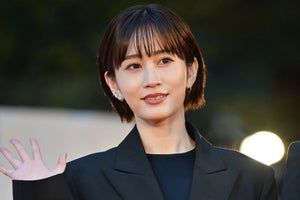 前田敦子、美脚のぞく黒ドレス姿で魅了　TIFFレッドカーペット彩る