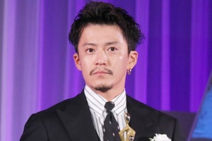 小栗旬、石坂浩二から声を褒められ笑顔 『鎌倉殿の13人』でドラマアウォード主演男優賞