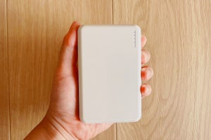 【3COINS】手のひらサイズで持ち運びやすい！ スリコの「モバイルバッテリー：5000mAh」を使ってみた