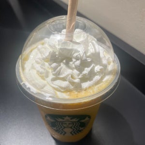 【スタバ裏メニュー?】大学生の間で話題の「白桃風フラペチーノ」カスタム、桃が入ってないのに桃の味がするって本当?