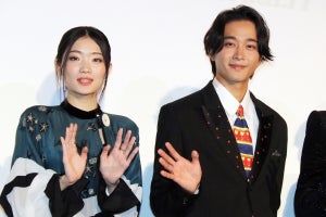 東野絢香、映画初出演で初の舞台挨拶「とても緊張」 佐藤寛太らが笑顔で見守る