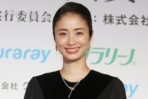 3児のママ・上戸彩、2度目の美脚大賞　子供の寝かしつけも筋トレに「抱っこひもをして…」