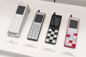 au「INFOBAR」発売から20年、歴代モデルを深く知れる「INFOBAR大百科展」開幕