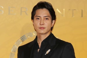 山下智久、蛇モチーフのジュエリー身に着け登場「常に新しく脱皮しながら成長していけたら」