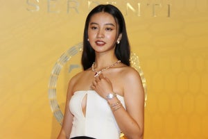 Koki,美バストのぞくドレスで魅了　ブルガリのジュエリー身に着け笑顔