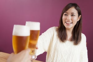 女性から飲みに誘う心理とは? 脈なし・脈ありを見極めるサインを解説